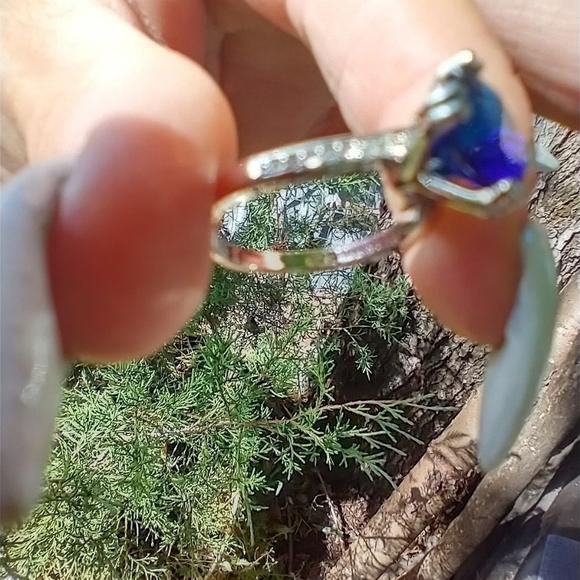 Video in listing. Women's marked 925 blue stone ring. - Picture 4 of 9
